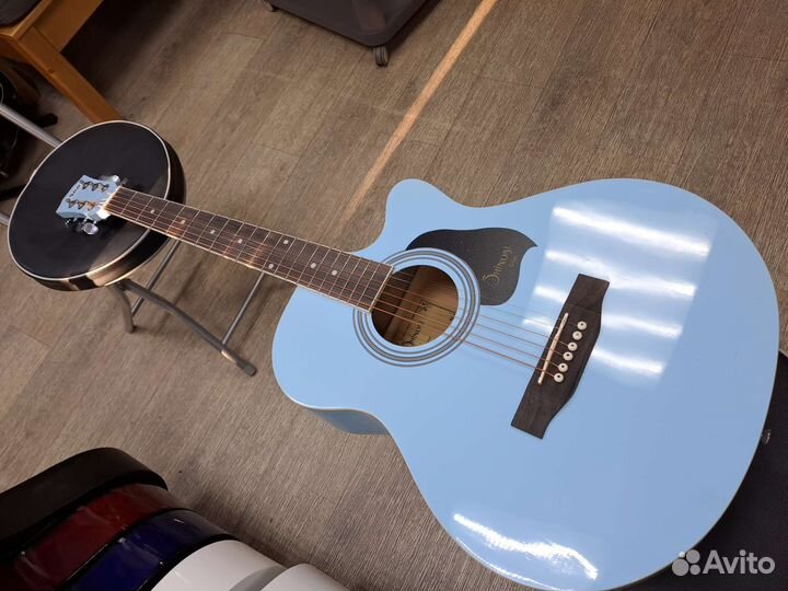 Гитара акустическая небесного цвета