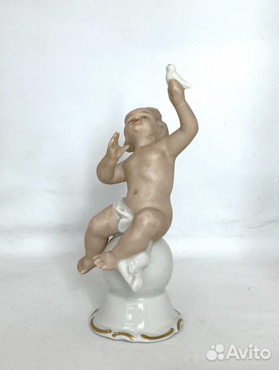 Статуэтка Путти с птичкой