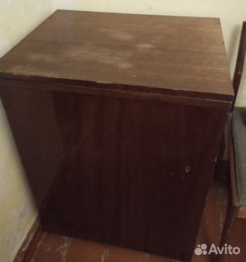 Швейная машинка с тумбой 