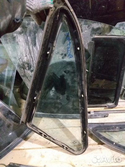 Стекло кузовное глухое правое Passat B3