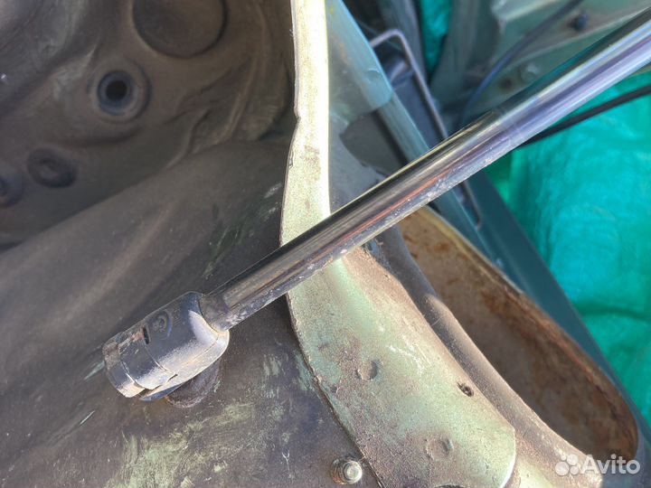 Упор капота ауди 100 с4