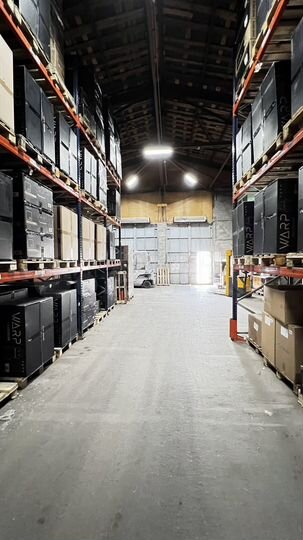 Склад со стеллажами, 700 м²