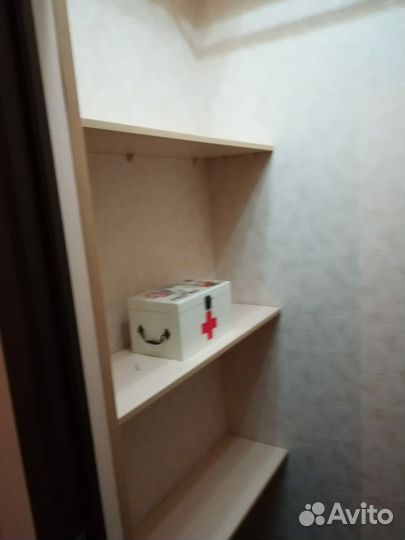 Полка настенная для гардераба