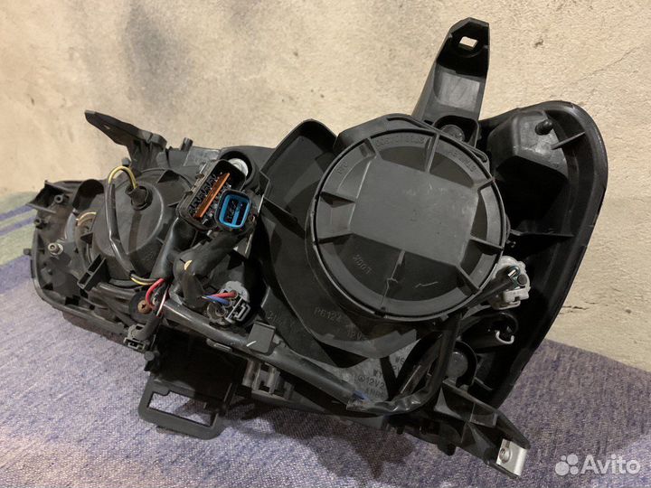 Фара правая на mitsubishi outlander XL корпус