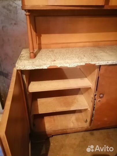 Старинный антикварный шкаф буфет