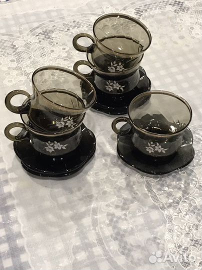 Кофейные чашки с блюдцами