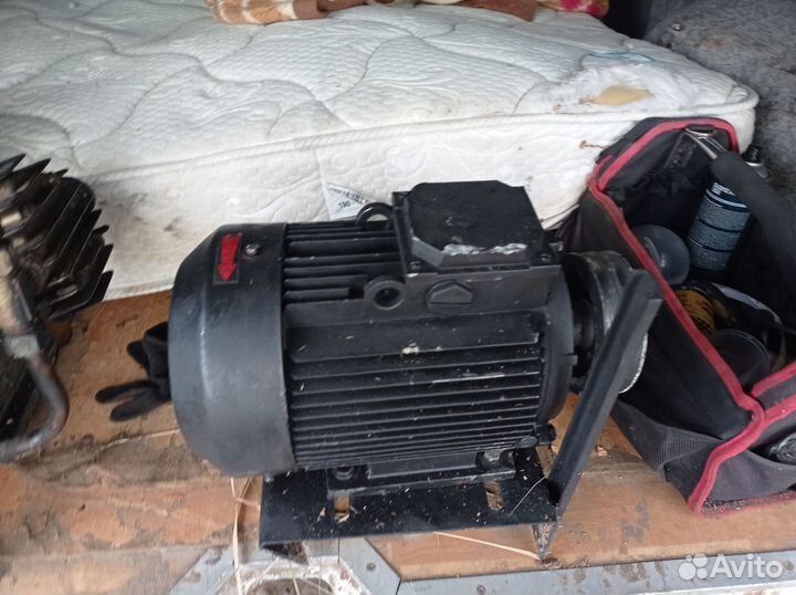 Электродвигатель трёх цилиндровый мотор компрессо