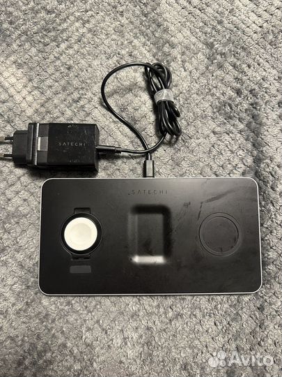 Зарядное устройство на iPhone и часы