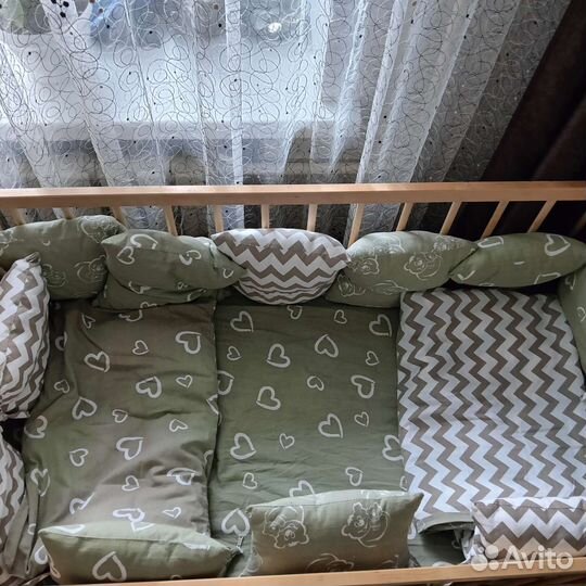 Кроватка детская с маятником