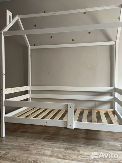 Детская кроватка домик