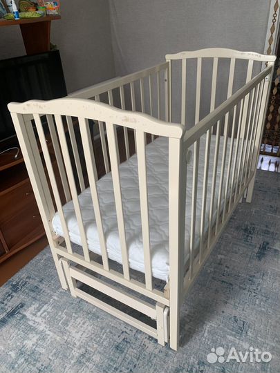 Детская кроватка с маятником