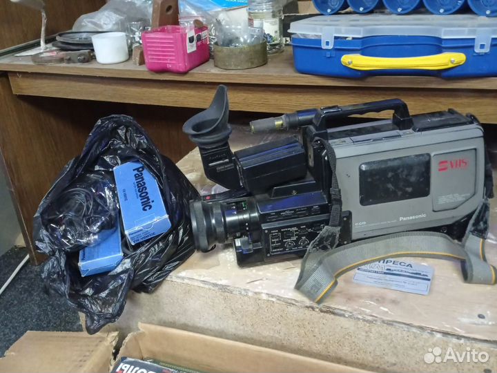 Видеомагнитофоны и 100 кассет