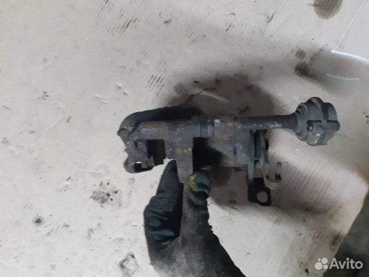 Суппорт задний левый Opel Astra J 2010