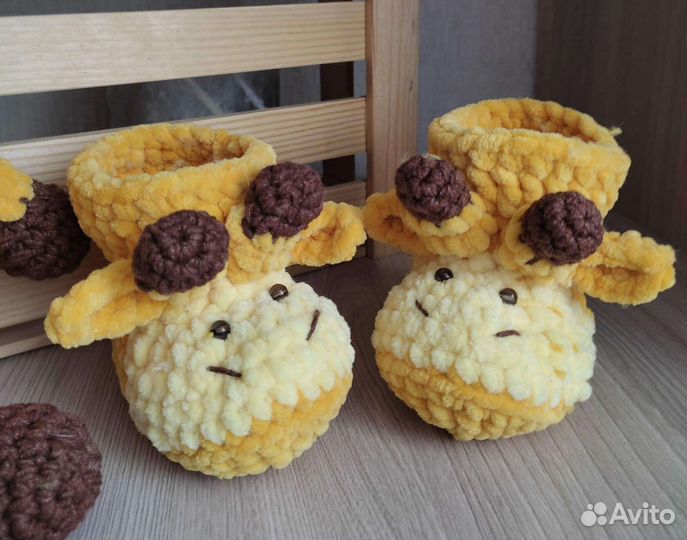 Вязанные игрушка и пинетки