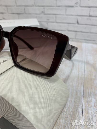 Солнцезащитные очки Prada