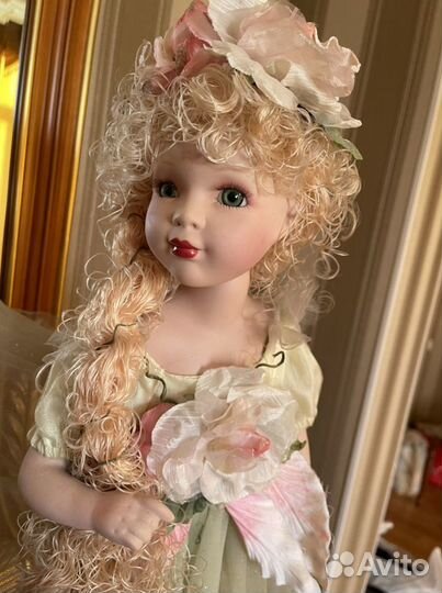 Фарфоровая кукла