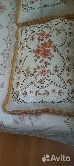 Покрывало и наволочки на кровать и диван