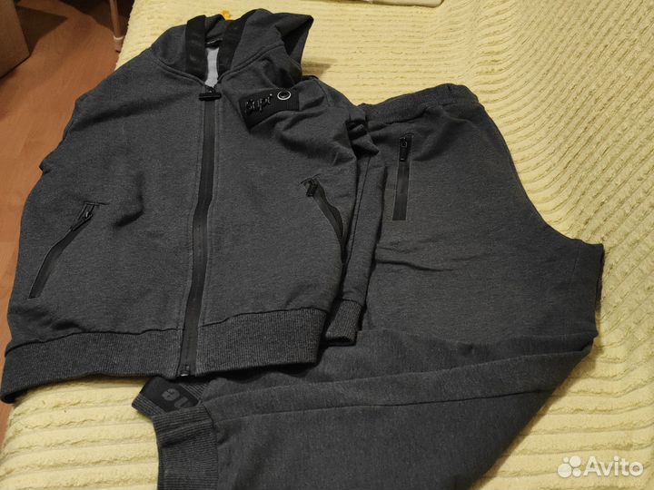 Спортивный костюм для мальчика 140 р
