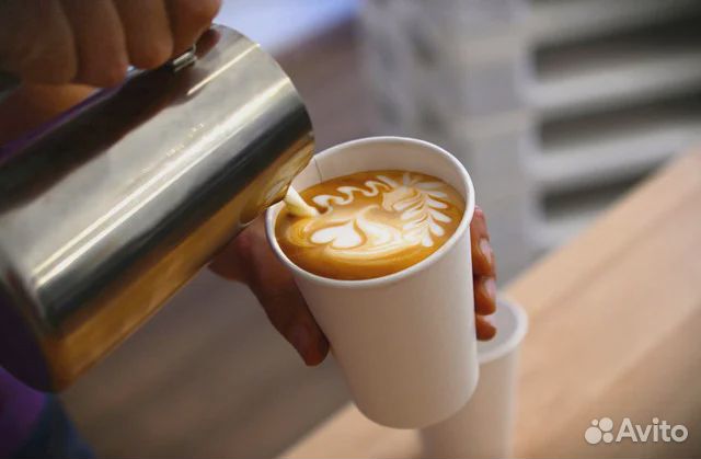 Бариста на кофе-бар