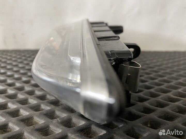 Поворотник левый Volvo FH5 84389663