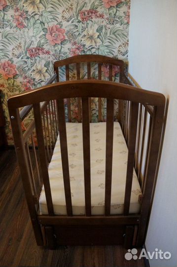 Детская кроватка (натуральное дерево) + матрасик