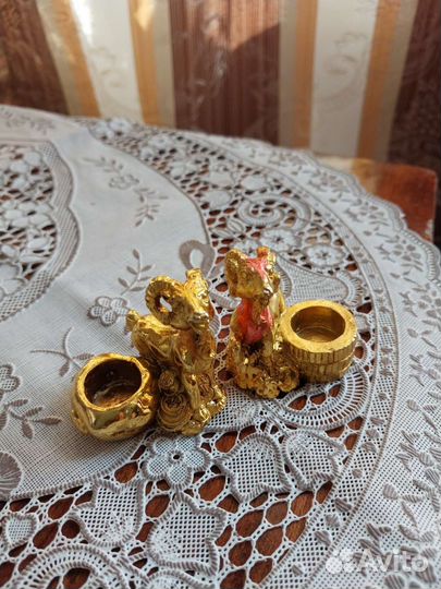 Статуэтки и магнит на холодильник