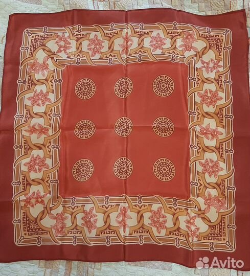 Шейный шелковый платок с биркой