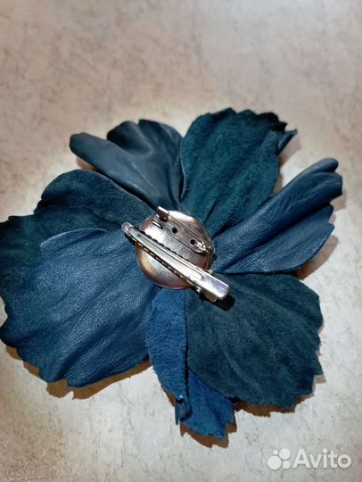 Брошь цветок из кожи