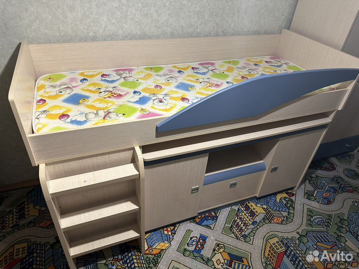 Детскач кровать, шкаф, комод