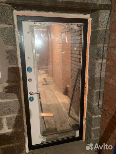 Дверь входная с большим зеркалом