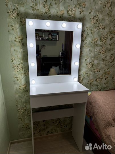 Гримерный стол с зеркалом