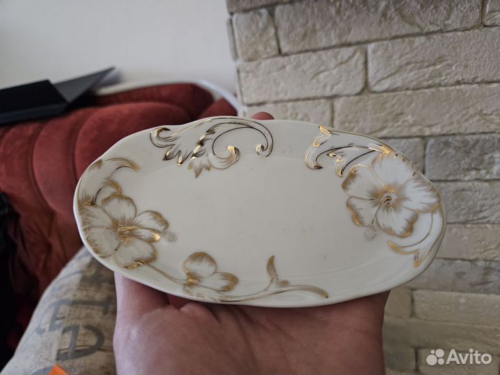 Фарфоровая тарелка