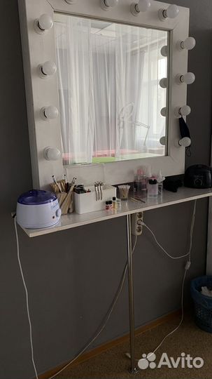 Гримерное зеркало полкой