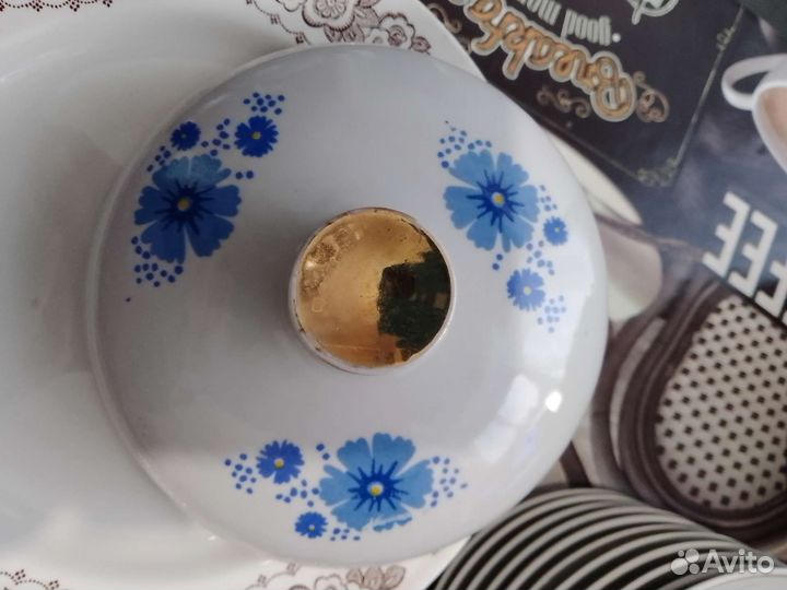 Сахарница и чашки