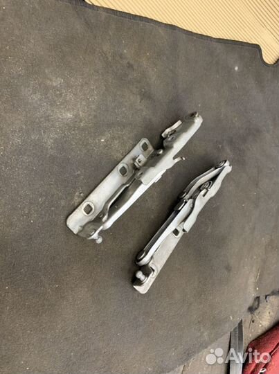 Mercedes w211 петля капота