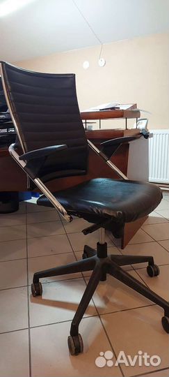 Офисное кожаное кресло бу