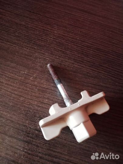 Болт для крепления запасного колеса