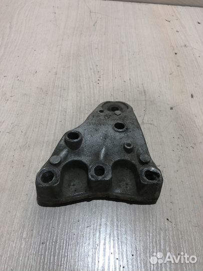 Кронштейн двигателя правый Шкода Фабия 2