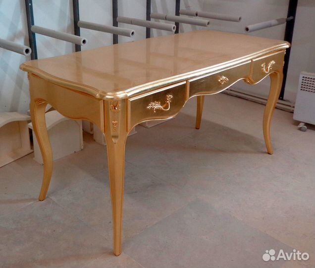 Предлагаем красивый дамский письменный стол из дер