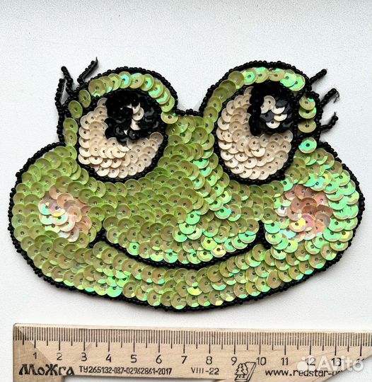 Аппликация на одежду 14 см лягушка с пайетками