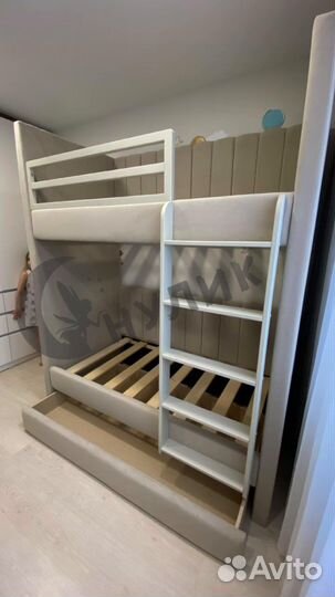 Двухъярусная кровать с мягкими спинками