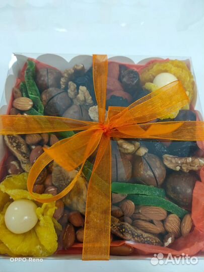 Корзина из сухофруктов и орехов