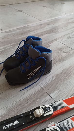 Лыжные ботинки, лыжи и палки