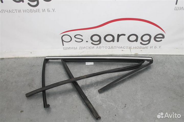 Уплотнитель стекла двери задней правой Volvo XC9