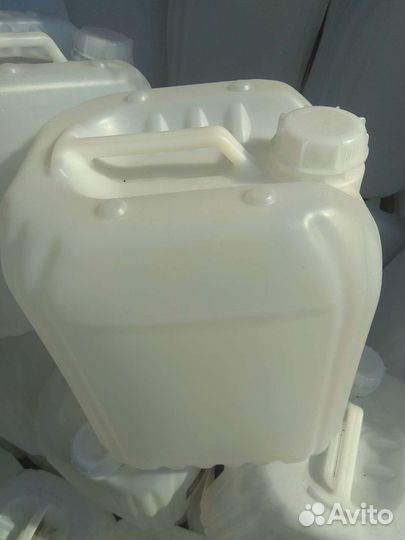 Канистры пластиковые 20 литров