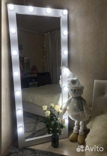 Гримерное зеркало с лампочками