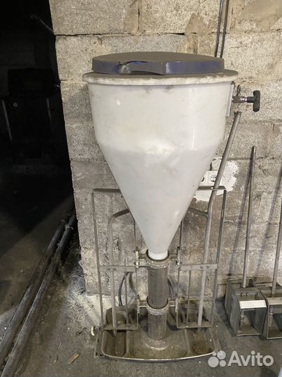 Бункерная кормушка нипильная поика