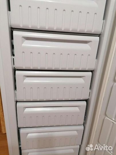 Огромная морозильная камера