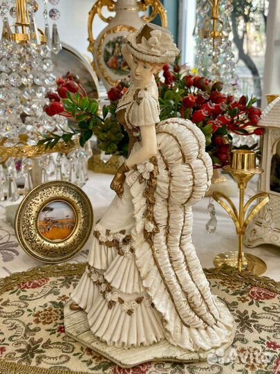 Статуэтка Дама на прогулке