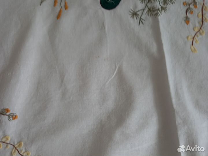 Белая хлопковая скатерть с вышивкой